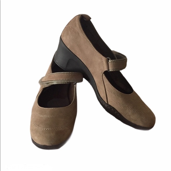 Aerosle Mary Jane Brown Wedge  Size 6 1/2 - Picture 1 of 4